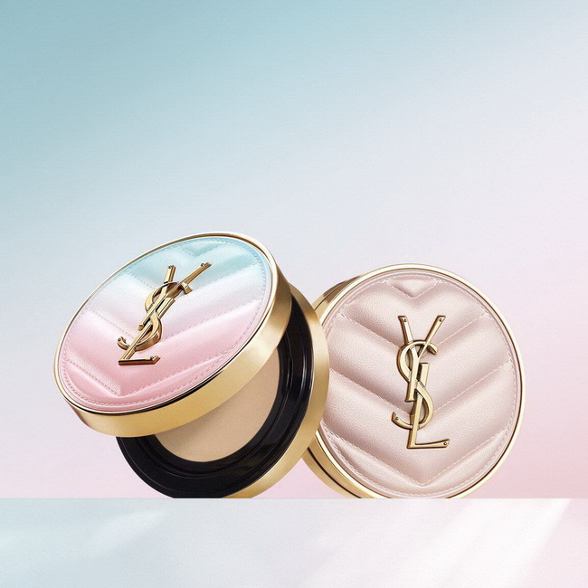 YSL Yves Saint Laurent TOUCHE ECLAT GLOW-PACT CUSHION 12 g. VALENTINE'S LIMITED EDITION 2025 #สี B10 สำหรับผิวขาว ต้อนรับเทศกาลแห่งความรัก คุชชั่นด์ผิวโกลวสวย สุขภาพดีตลอดทั้งวัน ให้ฟินิชโกลว์ดูสุขภาพดี พร้อมการปกปิดขั้นสูง แต่ยังความรู้สึกส