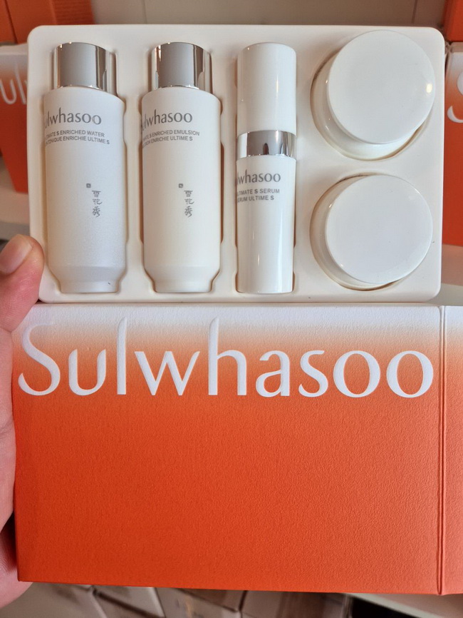 Sulwhasoo The Ultimate S Kit Set (5 Items) เซตมินิสกินแคร์ไลน์ใหม่จาก Sulwhasoo ดูแลผิวครบ 5 ขั้นตอน ช่วยเพิ่มพลังบูสต์ผิวอ่อนเยาว์ถึงขีดสุดไลน์นี้มีส่วนผสมหลักของ Ginseng Berry ตัวนี้จะช่วยฟื้นบำรุงผิว ยกกระชับผิว ให้ผิวชุ่มชื้น ยืดหยุ่น ดูอ่อนวัย