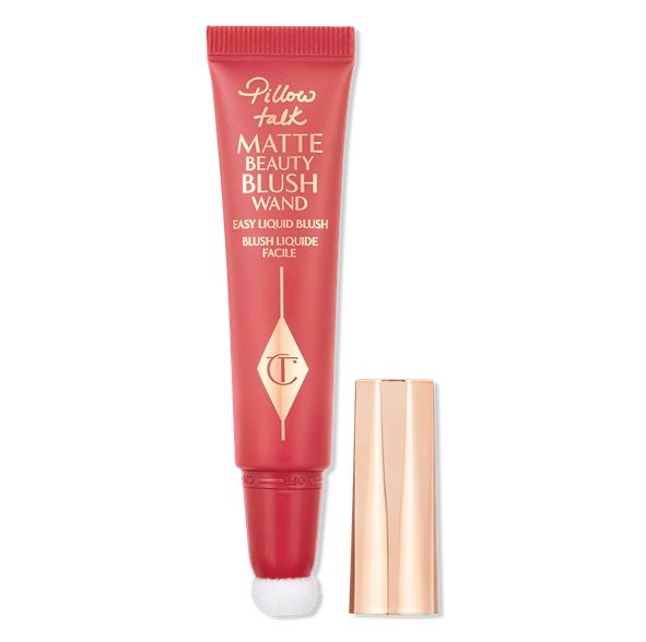 Charlotte Tilbury Pillow Talk Matte Beauty Blush Wand สี Pillow Talk Dream Pop 12 ml. ใหม่! ลิควิดบลัชออนเนื้อแมตต์ เกลี่ยง่ายด้วยปลายนิ้ว ผสานเทคโนโลยี LUMI-BLUR ให้พิกเมนต์สีคมชัดและโดดเด่น แต่คงความนุ่มนวลแบบซอฟต์โฟกัส แต่งแต้มได้อย่างง่ายดายเพียงหมุนห