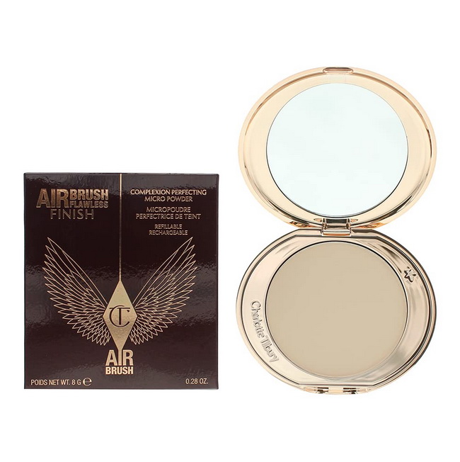 Charlotte Tilbury Airbrush Flawless Finish Complexion Perfecting Micro Powder 8 g. แป้งอัดแข็งที่ช่วยให้ผิวดูเรียบเนียน เบลอรูขุมขน เพื่อการปกปิดขั้นสุด มีเทคโนโลยี soft-focus พร้อมช่วยคุมความมันส่วนเกินและทำให้หน้าดูสว่างสดใสขึ้น