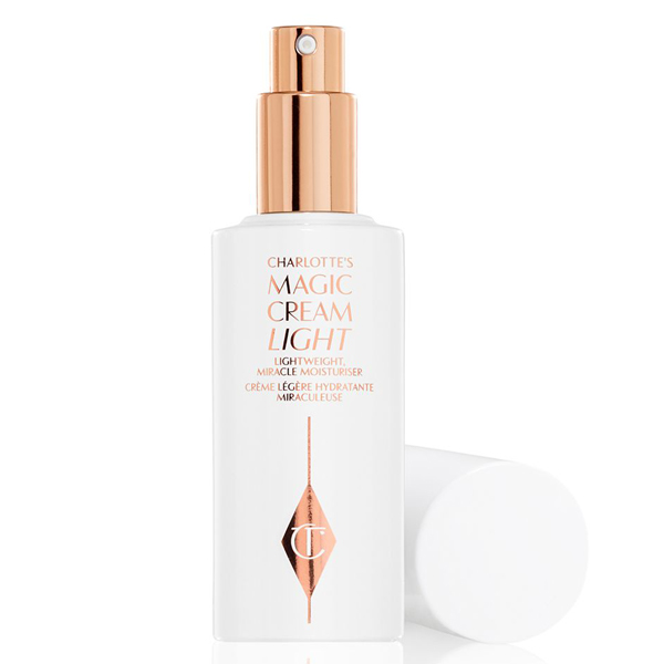 Charlotte Tilbury Magic Cream Light Miracle Moisturiser SPF20 PA++ 50 ml. มอยส์เจอร์ไรเซอร์สูตรเนื้อบางเบา ช่วยบำรุงผิว มอบความชุ่มชื้นขั้นสูงและช่วยลดริ้วรอย ทำให้ผิวดูอวบอิ่ม สดใส เรียบเนียน ดูอ่อนเยาว์ และเปล่งประกายอย่างเป็นธรรมชาติ