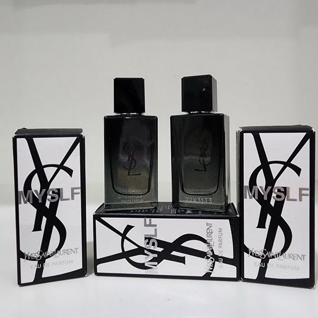 YVES SAINT LAURENT YSL Myslf Eau de Parfum ขนาดทดลอง 7.5 ml. น้ำหอมที่เป็นมากกว่าแค่น้ำหอม มาพร้อมกับความคิดที่ว่าผู้ชายสมัยใหม่ไม่ควรถูกจำกัดแค่เรื่องของการใช้กำลัง แต่สามารถมีความอ่อนโยนได้ในเวลาเดียวกัน เฉกเช่นเดียวกับดอกไม้และวัตถุดิบที่ถูกรังสรรค์ให้
