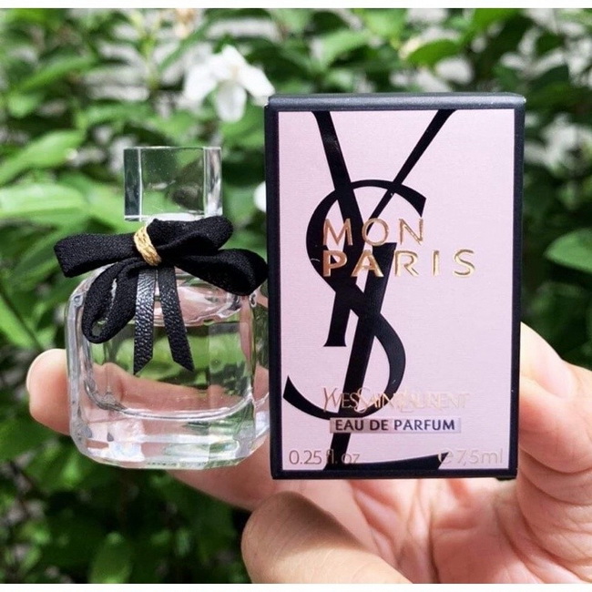 YVES SAINT LAURENT YSL Mon Paris Eau de Parfum ขนาดทดลอง 7.5 ml. สัมผัสกลิ่นหอมสุดโรแมนติก ที่ได้แรงบันดาลใจจากมนต์เสน่ห์แห่งปารีส แนวกลิ่นชีเพรในรูปแบบใหม่ผสานกลิ่นหอม Pear, Raspberry, Datura, White Peony, Patchouli และ White Musks ให้ความหวานสดชื่นสดใสท