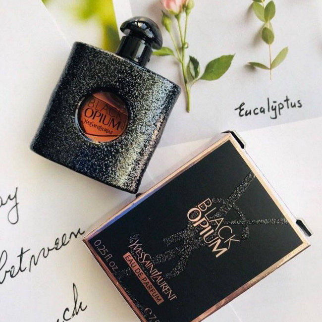 YVES SAINT LAURENT YSL Opium Black Eau de Parfum ขนาดทดลอง 7.5 ml. สัมผัสความเย้ายวนของกลิ่นหอมที่มิอาจต้านทานได้ ด้วยกลิ่นหอมจากเมล็ดกาแฟ ดอกส้ม และวานิลลา มอบเสน่ห์อันน่าหลงใหล โดดเด่นไม่เหมือนใครกลิ่นหอมคลาสสิคของผู้หญิงเวอร์ชั่น Glam Rock ที่ทันสมัย อ