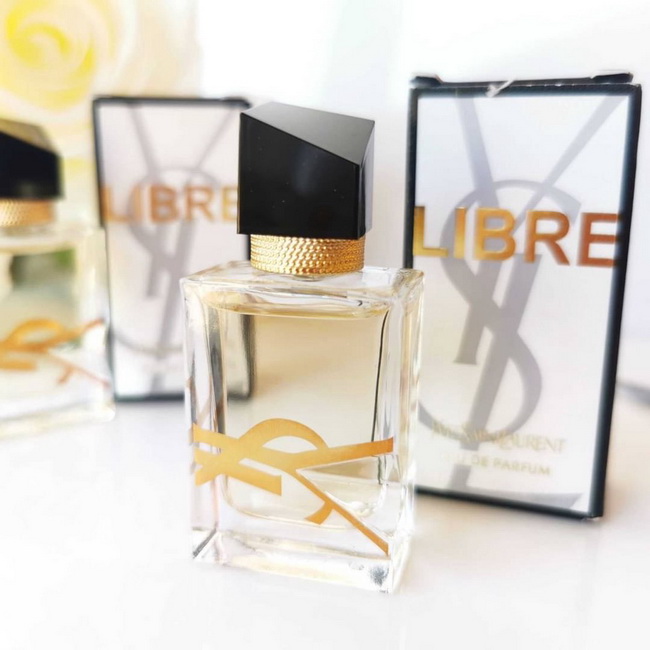 YVES SAINT LAURENT YSL Libre Eau de Parfum ขนาดทดลอง 7.5 ml. น้ำหอมที่เป็นตัวแทนแห่งอิสรภาพ ให้กลิ่นหอมที่ทั้งเซ็กซี่และอ่อนหวานในคราวเดียว โทนกลิ่นฟลอรัลที่ทั้งเท่และเซ็กซี่ ผสานกลิ่นหอมของดอกลาเวนเดอร์ฝรั่งเศส ดอกส้มจากโมร็อคโคอันเย้ายวน ก่อให้เกิดการฟิ