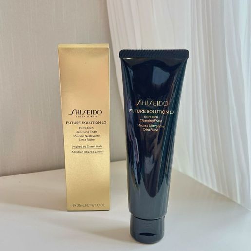 Shiseido Future Solution LX Extra Rich Cleansing Foam S ขนาด 125 ml. โฟมทำความสะอาดผิวหน้าสูตรใหม่ สัมผัสเนียนนุ่ม ช่วยขจัดสิ่งสกปรกตกค้างบนผิวหน้าได้อย่างสะอาดหมดจด และยังช่วยคงความชุ่มชื้นของผิว ให้ผิวไม่แห้งกร้าน พร้อมช่วยปรับสภาพผิวให้พร้อมรับการบำรุง