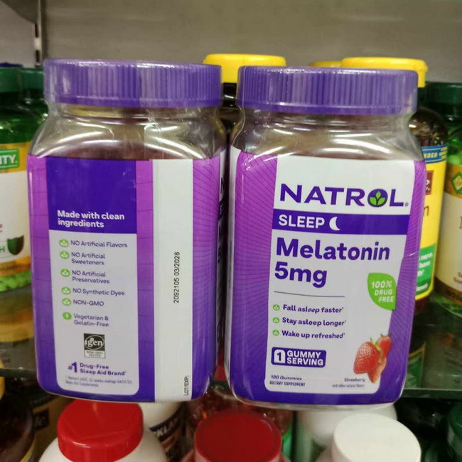 Natrol Gummies Melatonin 5 Mg. 180 Strawberry Gummies ของแท้จาก US 100% แพคเกจใหม่ วิตามินเมลาโทนินแบบกัมมี่ รสสตรอเบอร์รี่ ระดับความเข้มข้นสำหรับผู้เริ่มทาน ช่วยทำให้รู้สึกผ่อนคลาย นอนหลับง่ายขึ้น หลับสบายไม่ตื่นกลางดึก ตื่นมาสมองปลอดโปร่ง ช่วยให้อา
