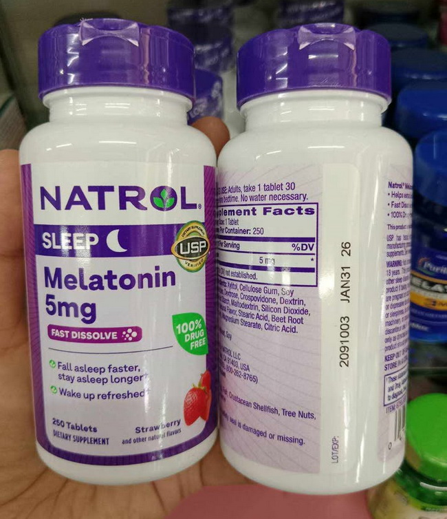 Natrol Melatonin Sleep 5 Mg 250 Tablets Strawberry ของแท้จาก US 100% แพคเกจใหม่ วิตามินเมลาโทนินแบบเม็ดอม รสสตรอเบอร์รี่แสนอร่อย ทานง่าย แค่อมให้ละลายในปาก ไม่จำเป็นต้องดื่มน้ำตาม มีคุณสมบัติกึ่งฮอร์โมน ช่วยให้เราหลับสนิท รู้สึกผ่อนคลาย นอนหลับง่ายขึ้น หล
