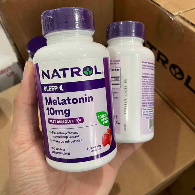 Natrol Melatonin Sleep Maximum Strength 10 Mg 100 Tablets Strawberry ของแท้จาก US 100% แพคเกจใหม่ วิตามินเมลาโทนินแบบเม็ดอมสูตรเข้มข้น 10 mg. สำหรับคนหลับยาก ดื้อยา รสสตรอเบอร์รี่แสนอร่อย ทานง่าย แค่อมให้ละลายในปาก ไม่จำเป็นต้องดื่มน้ำตาม มีคุณสมบัติกึ่งฮ