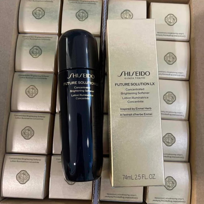 Shiseido Future Solution LX Concentrated Brightening Softener ขนาดทดลอง 74 ml. โลชั่นบำรุงผิวหน้าสูตรนวัตกรรมใหม่ เข้มข้นขึ้นแต่ให้เนื้อสัมผัสนุ่มนวล มอบผิวชุ่มชื้น ฟื้นคืนความกระจ่างใส ช่วยลดเลือนความแห้งกร้าน และจุดด่างดำ เพื่อผลลัพธ์ผิวดูอ่อนเยาว์ กระจ