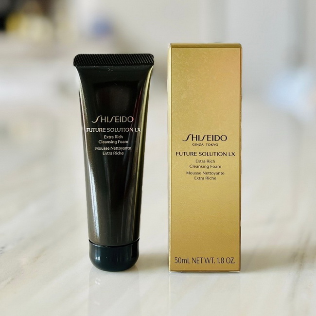 Shiseido Future Solution Lx Extra Rich Cleansing Foam E ขนาดทดลอง 50 ml. โฟมทำความสะอาดที่ปกคลุมผิวด้วยโฟมที่ส่วนผสมของความอุดมสมบูรณ์ที่ดีที่สุดและให้ความรู้สึกสดชื่น ช่วยขจัดสิ่งสกปรกได้โดยไม่ทำให้ผิวขาดความชุ่มชื้น ปรับผิวของคุณให้พร้อมรับประโยชน์จากโล