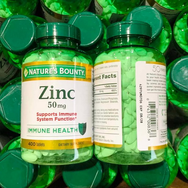 Nature's Bounty Zinc 50 mg 400 Taplets ซิงค์ 50 มิลลิกรัม ช่วยเสริมภูมิต้านทานให้ร่างกาย ลดสิว ป้องกันผมร่วง Zinc เป็นแร่ธาตุที่จำเป็นต่อร่างกาย ช่วยเสริมระบบภูมิคุ้มกัน ต่อต้านอนุมูลอิสระ ช่วยให้เล็บ ผมแข็งแรงขึ้น สิวลดลง เหมาะสำหรับผู้ที่ต้องการดูแ