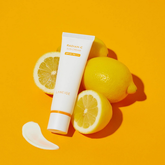 Laneige Radian-C Sun Cream SPF 50+ PA++++ 50 ml. ครีมกันแดดเนื้อบางเบา พร้อมคุณสมบัติบำรุงผิวกระจ่างใส เนื้อกลืนไปกับผิวอย่างลงตัว ไม่ทำให้ผิวขาววอก ผสานอนุพันธ์วิตามินซี EAE ช่วยต้านอนุมูลอิสระ และส่วนผสมเอกสิทธิ์เมลาโซฟ ดูแลปัญหารอยดำ ยับยั้งการสร้างเม็