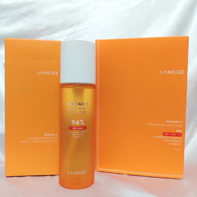 Laneige Radian-C Advanced Effector 150 ml. แถมแผ่นสำลีเช็ดหน้าFacial Care Dual Cotton 60 แผ่น เอสเซนส์สูตรที่จะเติมเต็มความกระจ่างใสให้แก่ผิวด้วย 3X Vitamin Mixเข้มข้นถึงใจแบบสามเท่า และสารสกัดจากซูเปอร์เบอร์รี มีน้ำสกัดจากผลไม้แบบ Super vitamin c ที่จะช่