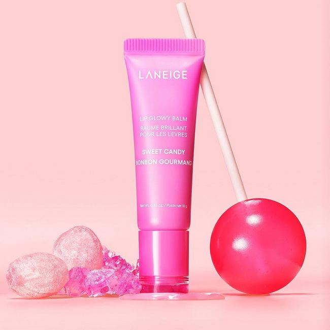 LaneigeLip Glowy Balm 10g. #Sweet Candyกลิ่นแคนนี้หอมหวาน ลิปบาล์มเนื้อบางเบาและอุดมไปด้วยความชุ่มชื้น พร้อมด้วยเชียและบัตเตอร์เมล็ดมูรูมูรู เพื่อริมฝีปากที่นุ่ม ชุ่มชื้น และน่าจูบเป็นพิเศษตลอดทั้งวัน