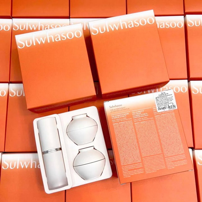 Sulwhasoo The Ultimate S Kit (3 Items) เซ็ทมินิสกินแคร์ไลน์ใหม่จาก Sulwhasoo ดูแลผิวครบ 5 ขั้นตอน ช่วยเพิ่มพลังบูสต์ผิวอ่อนเยาว์ถึงขีดสุดไลน์นี้มีส่วนผสมหลักของ Ginseng Berry ตัวนี้จะช่วยฟื้นบำรุงผิว ยกกระชับผิว ให้ผิวชุ่มชื้น ยืดหยุ่น ดูอ่อนวัย