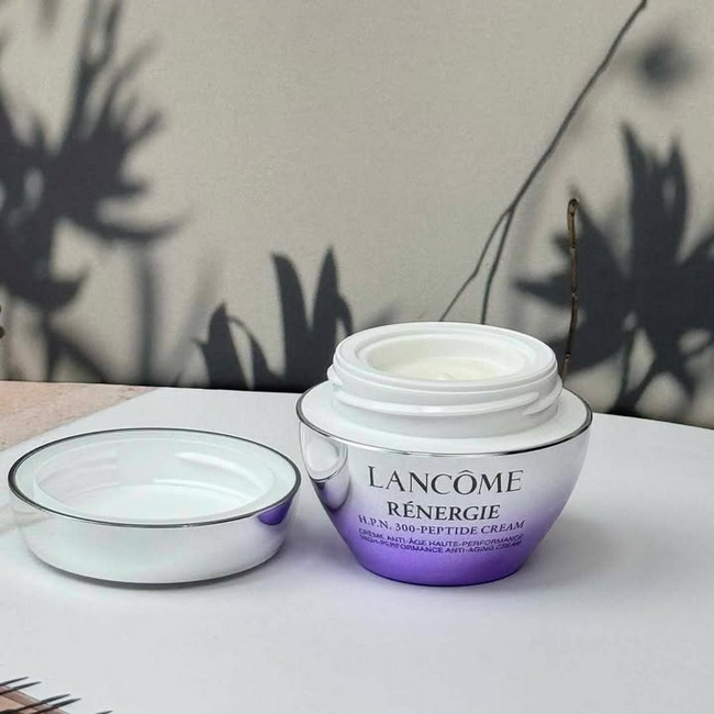 Lancome Renergie H.P.N. 300 Peptide Cream ขนาดทดลอง 15 ml. แพคเกจใหม่ ครีมบำรุงผิว ฟื้นพลังผิวให้กลับมาดูกระชับ อิ่มฟู นุ่มเด้งอีกครั้ง ด้วยนวัตกรรมลดเลือนริ้วรอยใหม่ล่าสุดจากลังโคม ที่มีส่วนผสมจาก Peptide มากที่สุดที่เคยมีมา กว่า 300 ชนิด พร้อมส่วนผสมที่