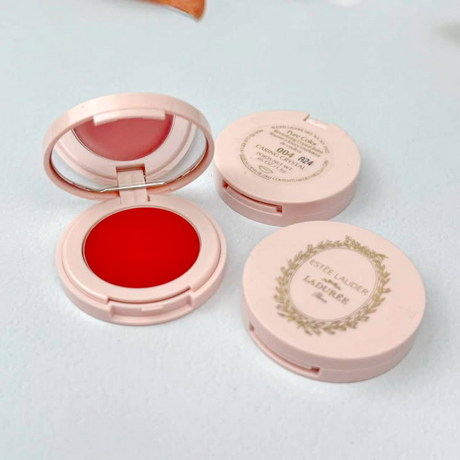 Estee Lauder Pure Color Revitalizing Crystal Balm ขนาดทดลอง 1.6 g. สี 004 Caring Crystal ใหม่ ลิปบาล์มมีสี ขนาดทดลองมาในรูปแบบตลับแบบพกพา ให้สีสวยเปล่งประกายดุจคริสตัล เนื้อสัมผัสฉ่ำวาว พร้อมวิตามินอีช่วยบำรุงริมฝีปากและมอบความชุ่มชื่นขึ้นทันทีช่วยให้ปากด