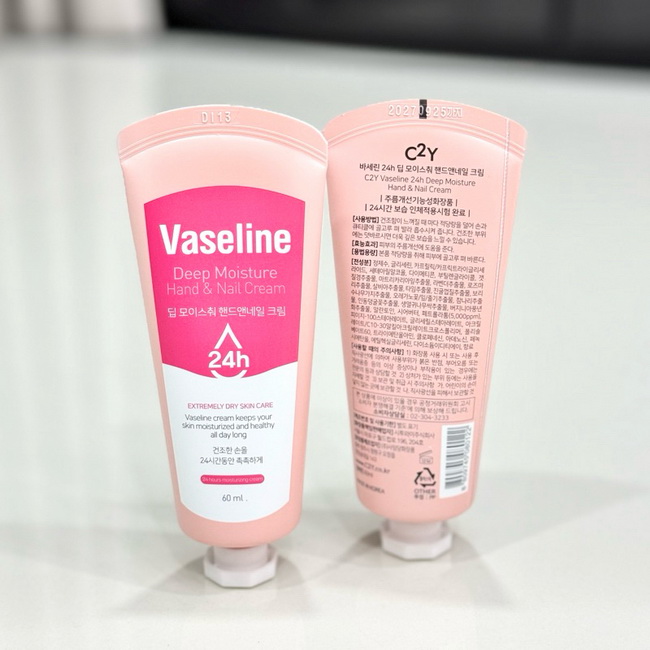  Vaseline Deep Moisture Hand & Nail Cream ขนาดพกพา 60ml. วาสลีนครีมบำรุงมือและเล็บ ที่วิจัยและผลิตที่เกาหลีเท่านั้น ด้วยสูตรที่เข้มข้น ไม่เหนียวเหนอะหนะ ให้ความชุ่มชื้นแก่ผิวได้ทุกวันกลิ่นหอม floral fruity อ่อนๆ