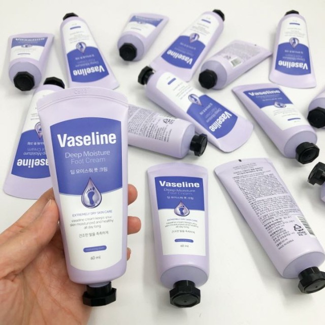  Vaseline Deep Moisture Foot Cream ขนาดพกพา 60ml. ครีมทาเท้าสูตรเข้มข้น ที่วิจัยและผลิตที่เกาหลีเท่านั้น กู้ส้นเท้าแตก แห้ง ให้กลับมานุ่มชุ่มชื้น ใช้ทาตาตุ่ม ข้อศอก หัวเข่าที่ดำด้านได้ด้วย หรือส่วนอื่นที่แห้งกร้าน ช่วยแก้ปัญหาเท้าแห้งแตก บำรุงอย่างล้ำลึกใ