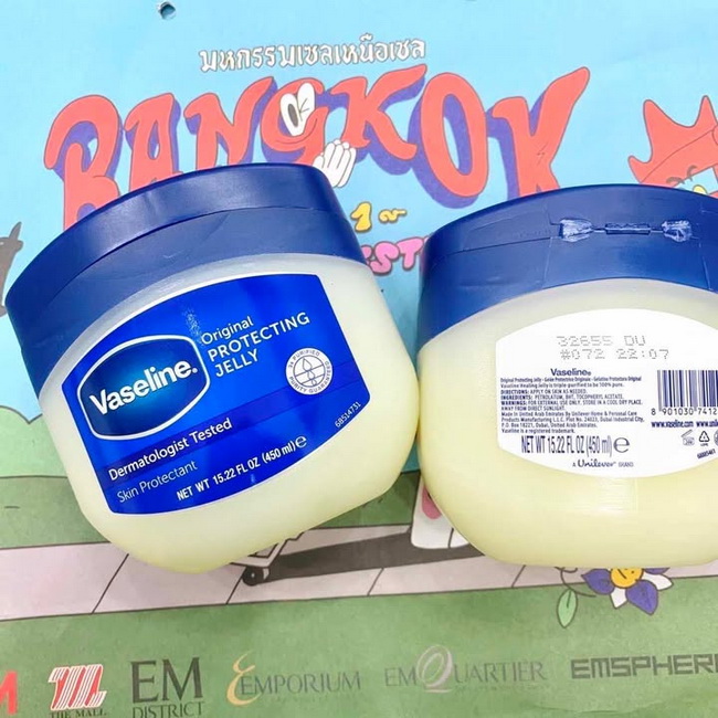 Vaseline Pure Petroleum Original Protecting Jelly 450 ml. USA. กระปุกใหญ่สีฟ้า สูตรดั้งเดิมออริจินัล วาสลีน ปิโตรเลียมเจลลี่บริสุทธิ์ 100% เป็นเจลลี่มหัศจรรย์ต้นตำรับมากว่า 140 ปี และผ่านการทำให้บริสุทธิ์ ซึ่งมีประสิทธิภาพในการกักเก็บความชุ่มชื่นไว้เพื่อป