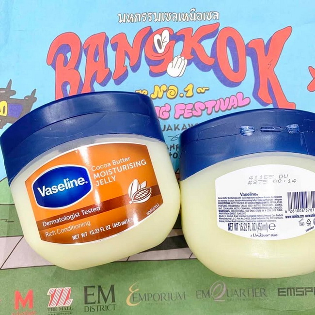 Vaseline Pure Petroleum Cocoa Butter Moisturising Jelly Rich Conditioning450 ml. USA. วาสลีนโกโก้ปิโตรเลี่ยมเจลลี่สูตร Cocoa Butter ช่วยเพิ่มความชุ่มชื่น และมีกลิ่นหอมของโกโก้เหมือนกำลังทานช็อตโกแลตฟัดจ์เลยค่ะ ใช้ได้สารพัดประโยชน์ตั้งแต่หัวจดเท้า