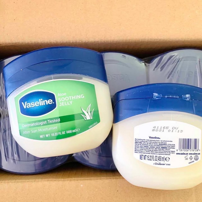 Vaseline Pure Petroleum Aloe Soothing Jelly After Sun Moisturiser 450 ml. USA. สีเขียว สูตรว่านหางจระเข้บริสุทธิ์ วาสลีน ปิโตรเลียมเจลลี่บริสุทธิ์ 100% เป็นเจลลี่มหัศจรรย์ต้นตำรับมากว่า 140 ปี สูตรสารสกัดว่านหางจระเข้เข้มข้น ช่วยลดการระคายเคือง อักเสบ และ