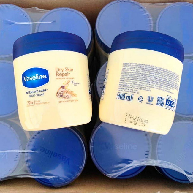 Vaseline Dry Skin Repair Intensive Care Body Cream with Pure Oat Extract 400ml. (กระปุกสีเหลือง) ครีมบำรุงผิวเข้มข้น ซ่อมแซมผิวแห้งมาก คัน แตกเป็นสะเก็ด คนผิวแห้งชนิดลอกเป็นขุย คันระคายเคือง ตัวนี้เหมาะสุดๆปรับผิวแห้ง ให้ชุ่มชื่นอ่อนนุ่มขึ้น เยียวยาผิวแห้