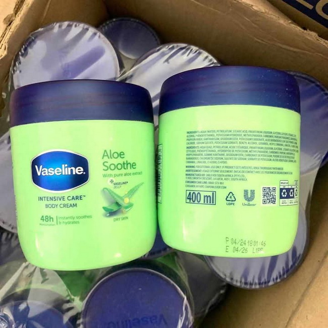 Vaseline Aloe SootheIntensive Care Body Cream with Pure Aloe Extract 400ml. (กระปุกสีเขียว) ครีมบำรุงผิวเข้มข้น ฟื้นฟูเซลล์ผิว สารสกัดจากว่านหางจระเข้บริสุทธิ์ ช่วยฟื้นบำรุงผิวแห้งเสียอย่างล้ำลึก บรรเทาอาการผิวแห้ง แสบคันเนื่องจากแสงแดด หรือมลภาวะ คงความช