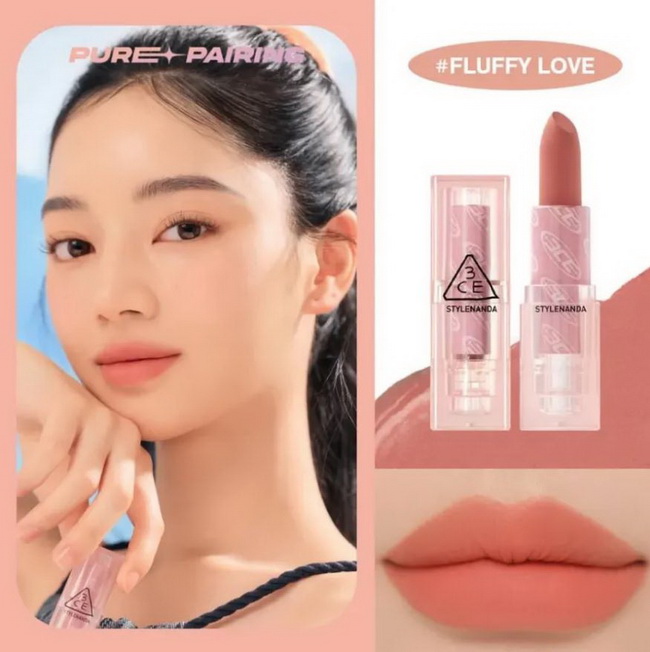 3CE Pure Pairing Soft Matte Lipstick 3.5g #Fluffy Love สีส้มพีช ลิปเนื้อแมท จาก 3CE คอลเลคชั่นใหม่ล่าสุด มาพร้อมแพคเกจสุดคิ้วท์ เข้ากับตีม Y2K ตอนนี้เลยจ้า ให้ฟินิชซอฟต์แมตต์เนื้อแมทสัมผัสบางเบานุ่มละมุนเม็ดสีเด่นชัด ติดทนนาน ช่วยให้ริมฝีปากดูเรียบเนี