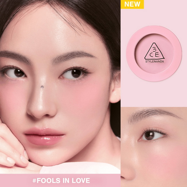 3CE Face Blush 5.5 g #Fools in Love บลัชออนแบบฝุ่น ให้สีที่สวย เพิ่มความละมุนให้กับแก้ม ให้แก้มดูสุขภาพดี เม็ดสีแน่น เนื้อเนียนละเอียดเพียงสัมผัสเดียวก็เพอร์เฟคได้ เนื้อสีบางเบา โปร่งแสง เรียบเนียน เกลี่ยง่าย ดูเป็นธรรมชาติ