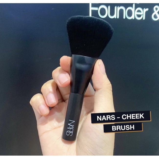 Nars Mini Blush Brush ของแท้ แปรงบลัชออนมินิ ขนาด 12cm. ขนาดพกพาสะดวก ขนนุ่ม ลงบลัชหรือแป้งได้เนียน คุณภาพขนแปรงเหมือนขนาดปกติ แต่ด้ามเล็กกว่าเส้นใยสังเคราะห์ที่ทนทานทรงโดมเหมาะสำหรับการปาดเม็ดสีลงบนแก้มอย่างเชี่ยวชาญ ตัวแปรงสามารถกระจายเม็ดสี และเบลนด์เพ