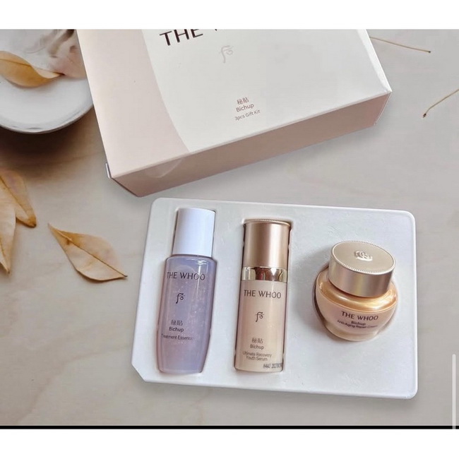 The Whoo Bichup 3 pcs Gift Kit เซ็ทบำรุงผิวขนาดทดลอง สูตรปรับปรุงใหม่ล่าสุดที่มีการปรับสูตรให้มีประสิทธิภาพมากขึ้น ด้วยส่วนผสม และเทคโนโลยีเอกสิทธิ์เฉพาะของ THE WHOOด้วยส่วนผสมหลัก รากโสมโบราณ เน้นในเรื่องของการฟื้นฟูและบำรุงผิว พร้อมลดเลือนริ้วรอย และเพิ
