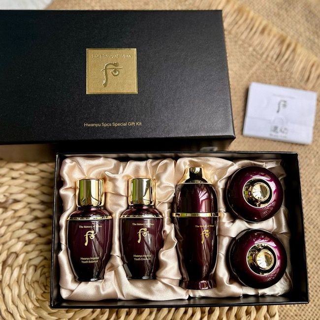 The History of Whoo Hwanyu 5pcs Special Gift Kit เซ็ทบำรุงจักพรรดินี เพื่อผิวอ่อนเยาว์ลง 10 ปีในไลน์ที่แพงที่สุด บำรุงครบ จบในเซตนี้เลยค่ะ สูตรเข้มข้นจากเอกสิทธิ์ของแบรนด์ ที่คิดค้นผลิตภัณฑ์ที่สามารถย้อนอายุของผิวให้อ่อนเยาว์ลง ด้วยส่วนผสมสมุนไพรหายากอันท