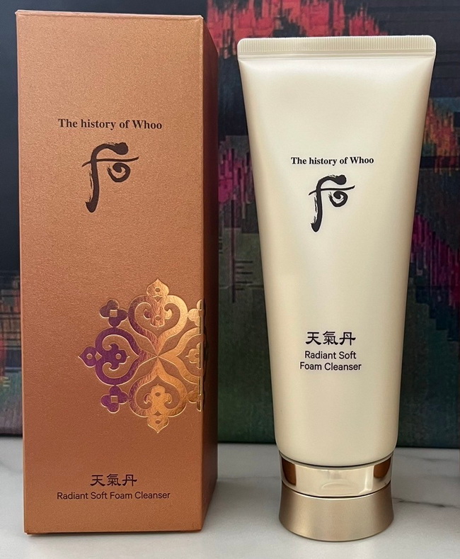 The History of Whoo Cheongidan Radiant Soft Foam Cleanser150 ml. โฟมล้างหน้า สูตรอ่อนโยน ให้ความชุ่มชื้นสูง มีส่วนผสมจากสมุนไพรอันทรงคุณค่ากว่า 22 ชนิด และกรดอะมิโนที่ไม่ก่อให้เกิดความระคายเคืองถึง 97% ที่จะช่วยทำความสะอาดผิวพร้อมเติมความชุ่มชื้นระดับสูง 