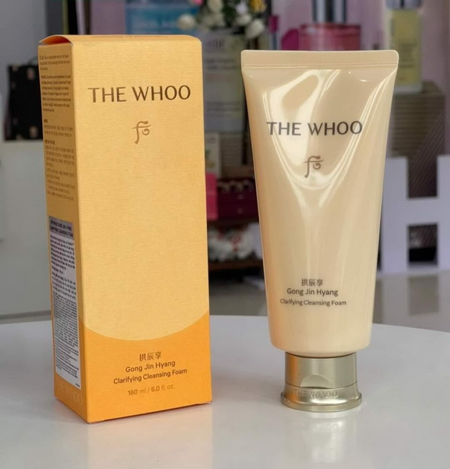 The Whoo Gong Jin Hyang Clarifying Cleansing Foam 180 ml. โฟมล้างหน้าทำจากสมุนไพร ผสมโสม โฟมอณูละเอียด ล้างสิ่งสกปรก และเมคอัพได้อย่างหมดจด ช่วยให้ความชุ่มชื้นลดอาการระคายเคืองหรือการแพ้เพราะประกอบไปด้วยสมุนไพรออแกนิค 100% อุดมไป ด้วยสารสกัดจากธรรมชาติและ