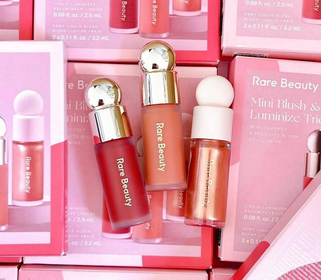 Rare Beauty Mini Blush and Luminize Trio Set เซ็ตบลัชออนเเบบลิขวิดสูตรน้ำ 3 สี เพิ่มสีใหม่ 2 สี งาน Limited เฉพาะเซ็ทนี้เท่านั่นนะคะ เนื้อบรัชมีความกึ่งครีมนิดๆ มาพร้อมหัวเเปรงนุ่มๆ ใช้ง่าย แตะนิดเดียววว สีชัดสุ๊ดดด ความพิกเม้นน้องดีมาก เกลี่ยง่าย เบลนเพล
