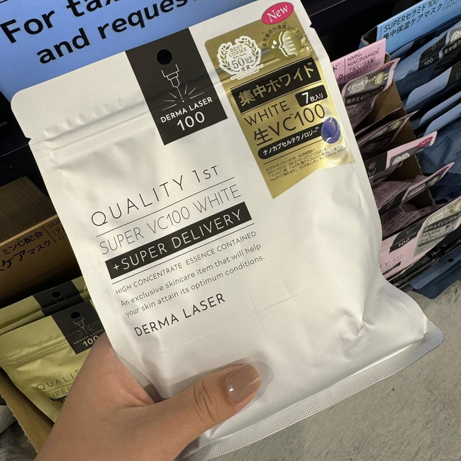 QUALITY 1st Derma Laser Super VC100 White Face Mask Sheet สีเงิน 7 แผ่น มาส์กสุดฮิตจากญี่ปุ่น สูตรนี้เน้นให้ความชุ่มชื้นแก่ผิวและลดความหมองคล้ำ ช่วยให้หน้ากระจ่างใสและปรับสีผิวให้สม่ำเสมอประกอบด้วยวิตามินซีเข้มข้นสูง 4 ชนิด ให้ความชุ่มชื่นแก่ผิวและนำไปสู่