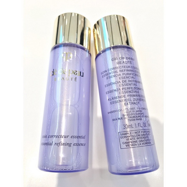 Cle de Peau Beaute Essential Refining Essence ขนาดทดลอง 30 ml. เอสเซนส์สูตรพิเศษจากเคลย์ เดอ โป โบเต้อุดมด้วยส่วนผสมเชิงซ้อนอันเป็นเอกสิทธิ์ของแบรนด์ ที่ได้รับการพัฒนาจากสารสกัดเลอค่าในธรรมชาติ ไม่ว่าจะเป็น เอสเซนส์สกัดจากรังไหมทองแพล็ทตินั่ม อนุพันธ์สกัด