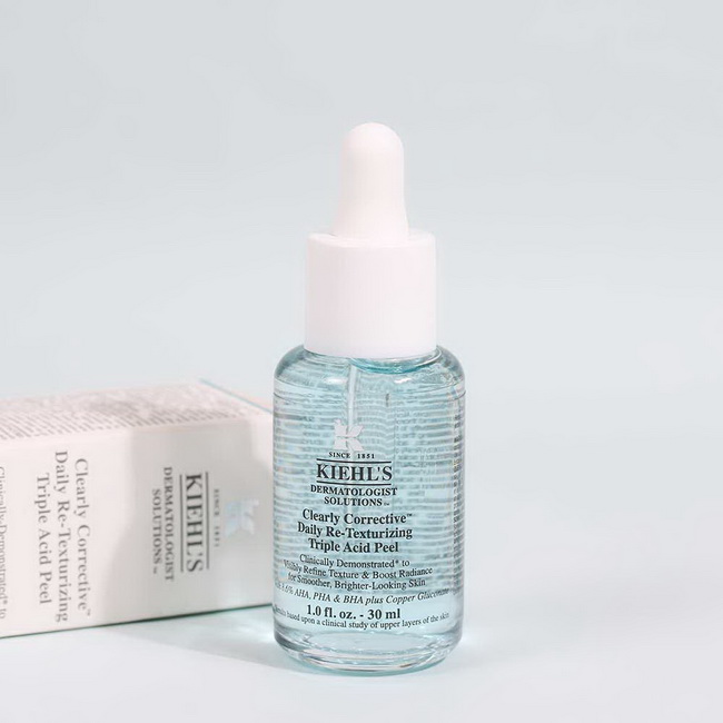 Kiehl's Clearly Corrective Daily Re-Texturizing Triple Acid Peel 30ml. เซรั่มตัวใหม่ ผสานพลังจากเอซิดทรงพลัง 3 ชนิดรวม 8.6%ช่วยผลัดเซลล์ผิวอย่างอ่อนโยน เนื้อบางเบาซึมซาบเร็ว มีส่วนผสมช่วยผลัดเซลล์ผิวที่เสื่อมสภาพ ช่วยให้รูขุมขนแลดูกระชับ เผยผิวใหม่ที