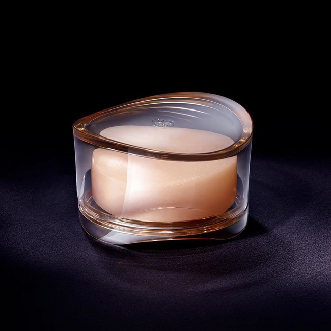 Cle de Peau Beaute Synactif Soap 100g. สบู่ทำความสะอาดผิวหน้า สูตรส่วนผสมใหม่ อุดมด้วยส่วนผสมมอบความชุ่มชื้น รวมทั้งกรดไฮยาลูโรนิก ช่วยมอบความชุ่มชื้น มอบสัมผัสอันหรูหรา เนื้อโฟมนุ่มหนา เข้าทำความสะอาดได้อย่างหมดจด แม้คราบเครื่องสำอาง ช่วยล้างสิ่งสกปรกที่