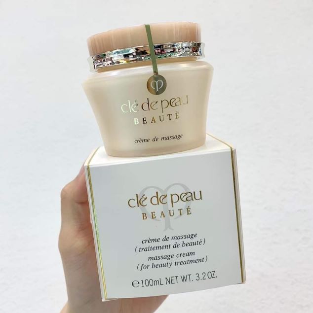 Cle de Peau Beaute Massage Cream N 100 ml. ครีมนวดผิวหน้ามีเนื้อสัมผัสงดงามที่จะฟื้นฟูความยืดหยุน และเต่งตึง ซึ่งจะช่วยป้องกันผิวจากความหย่อนคล้อย หรือสัญญาณต่างๆของวัย มอบความรื่นรมย์ให้แก่ผิวพรรณไปพร้อมกับความชุ่มชื้น เรียบเนียนขึ้น ลดริ้วรอย และรอยเหี่