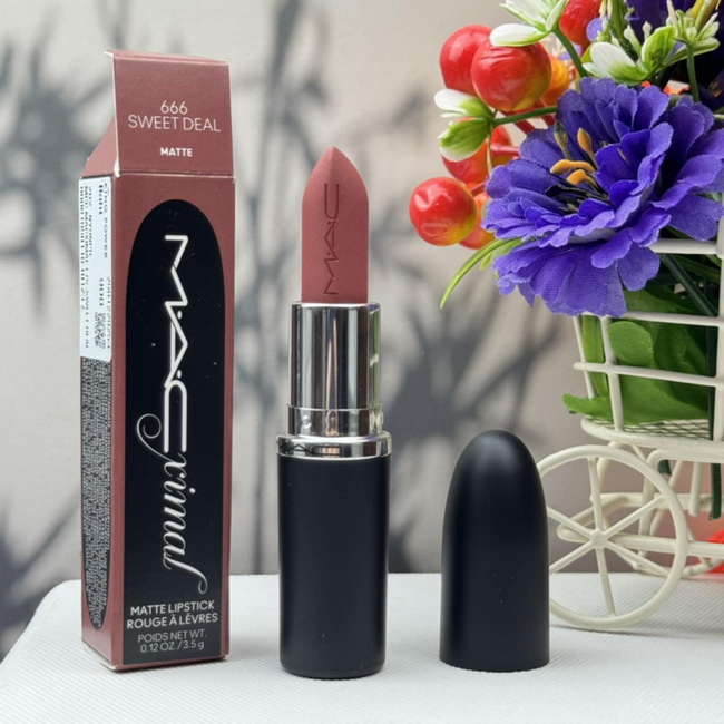 MAC Macximal Silky Matte Lipstick #666 Sweet Deal ไซส์จริง 3.5 g ลิปสติกสูตรใหม่ ด้วยเนื้อแมตต์เนื้อเนียนแบบใหม่ สูตรที่ดีสำหรับริมฝีปากที่ดูสมบูรณ์ยิ่งขึ้น รู้สึกดีขึ้น มีความนุ่มนวล เนื้อลื่น เกลี่ยง่าย สบายปาก สีสดชัดแน่น มอบควา