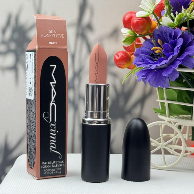 MAC Macximal Silky Matte Lipstick #605 Honey Love ไซส์จริง 3.5 g ลิปสติกสูตรใหม่ ด้วยเนื้อแมตต์เนื้อเนียนแบบใหม่ สูตรที่ดีสำหรับริมฝีปากที่ดูสมบูรณ์ยิ่งขึ้น รู้สึกดีขึ้น มีความนุ่มนวล เนื้อลื่น เกลี่ยง่าย สบายปาก สีสดชัดแน่น มอบควา
