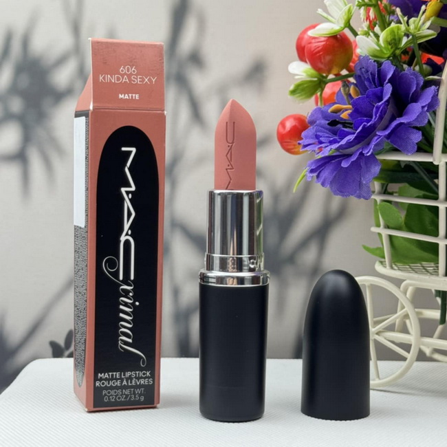 MAC Macximal Silky Matte Lipstick #606 Kinda Sexy ไซส์จริง 3.5 g ลิปสติกสูตรใหม่ ด้วยเนื้อแมตต์เนื้อเนียนแบบใหม่ สูตรที่ดีสำหรับริมฝีปากที่ดูสมบูรณ์ยิ่งขึ้น รู้สึกดีขึ้น มีความนุ่มนวล เนื้อลื่น เกลี่ยง่าย สบายปาก สีสดชัดแน่น มอบควา