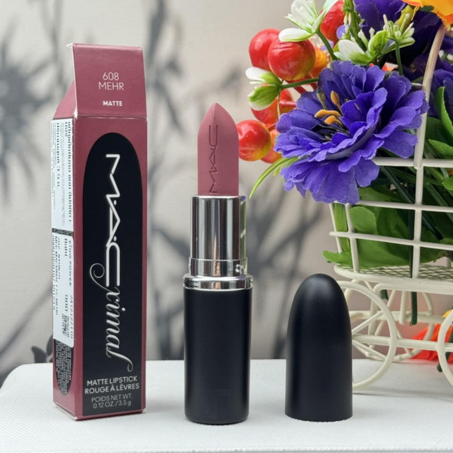 MAC Macximal Silky Matte Lipstick #608 Mehr ไซส์จริง 3.5 g ลิปสติกสูตรใหม่ ด้วยเนื้อแมตต์เนื้อเนียนแบบใหม่ สูตรที่ดีสำหรับริมฝีปากที่ดูสมบูรณ์ยิ่งขึ้น รู้สึกดีขึ้น มีความนุ่มนวล เนื้อลื่น เกลี่ยง่าย สบายปาก สีสดชัดแน่น มอบควา