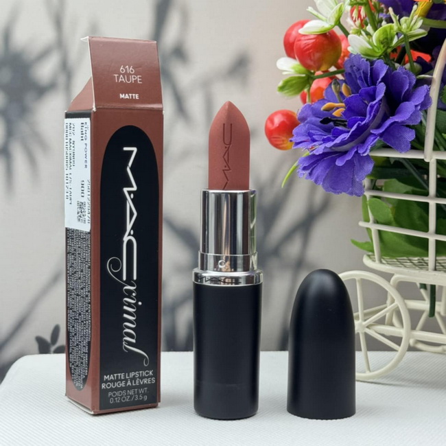 MAC Macximal Silky Matte Lipstick #616 Taupe ไซส์จริง 3.5 g ลิปสติกสูตรใหม่ ด้วยเนื้อแมตต์เนื้อเนียนแบบใหม่ สูตรที่ดีสำหรับริมฝีปากที่ดูสมบูรณ์ยิ่งขึ้น รู้สึกดีขึ้น มีความนุ่มนวล เนื้อลื่น เกลี่ยง่าย สบายปาก สีสดชัดแน่น มอบควา