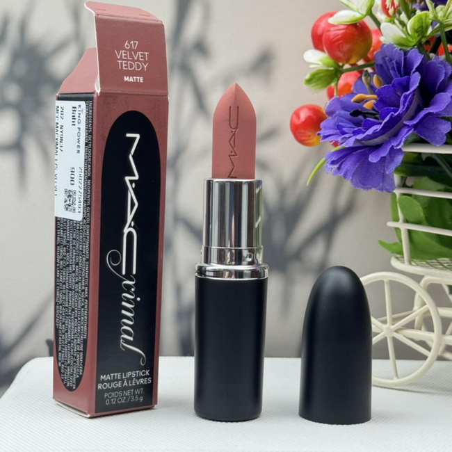 MAC Macximal Silky Matte Lipstick #617 Velvet Teddy ไซส์จริง 3.5 g ลิปสติกสูตรใหม่ ด้วยเนื้อแมตต์เนื้อเนียนแบบใหม่ สูตรที่ดีสำหรับริมฝีปากที่ดูสมบูรณ์ยิ่งขึ้น รู้สึกดีขึ้น มีความนุ่มนวล เนื้อลื่น เกลี่ยง่าย สบายปาก สีสดชัดแน่น มอบควา