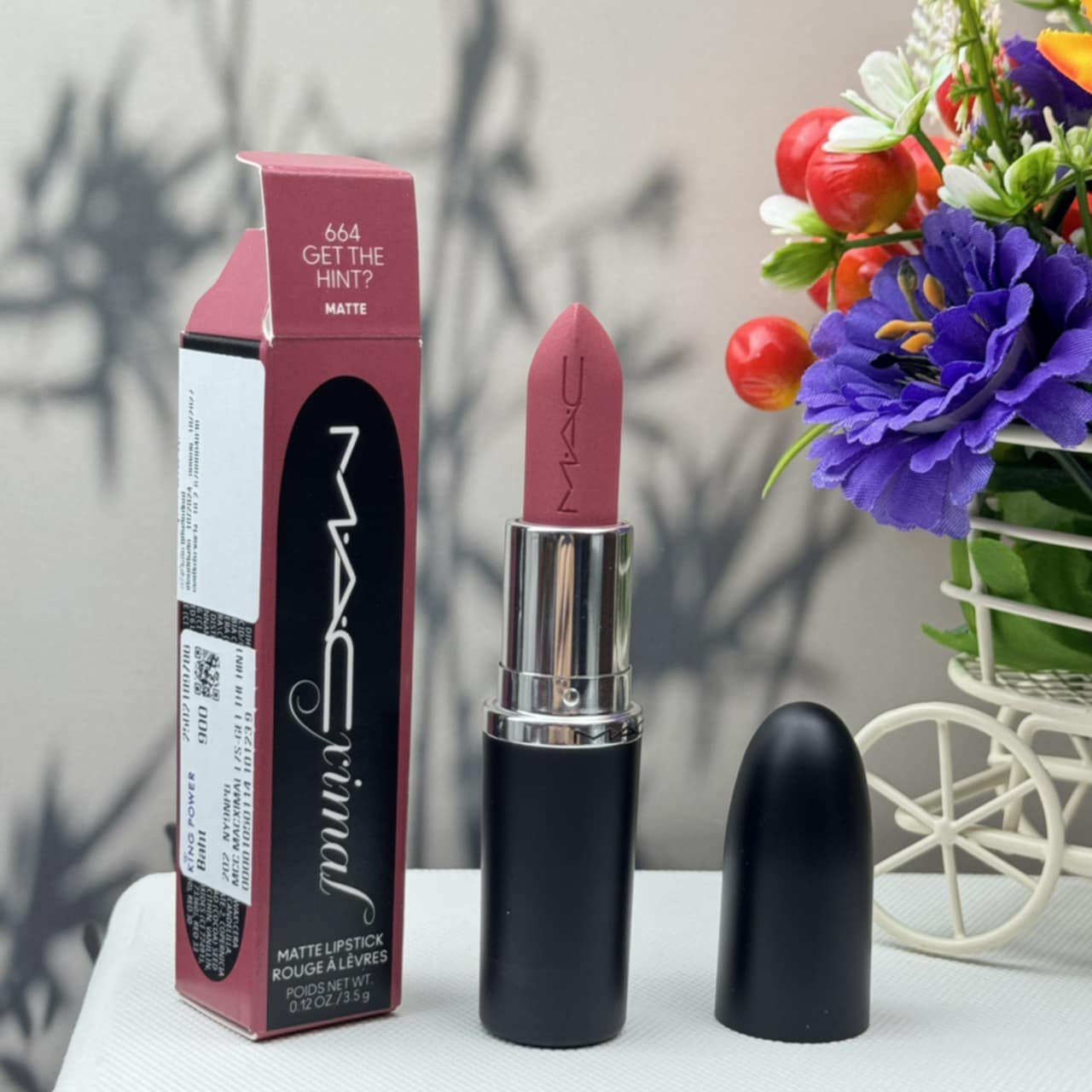 MAC Macximal Silky Matte Lipstick #664 Get The Hint ไซส์จริง 3.5 g ลิปสติกสูตรใหม่ ด้วยเนื้อแมตต์เนื้อเนียนแบบใหม่ สูตรที่ดีสำหรับริมฝีปากที่ดูสมบูรณ์ยิ่งขึ้น รู้สึกดีขึ้น มีความนุ่มนวล เนื้อลื่น เกลี่ยง่าย สบายปาก สีสดชัดแน่น มอบควา