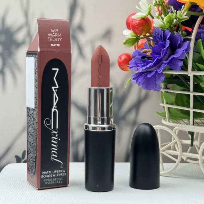 MAC Macximal Silky Matte Lipstick #669 Warm Teddy ไซส์จริง 3.5 g ลิปสติกสูตรใหม่ ด้วยเนื้อแมตต์เนื้อเนียนแบบใหม่ สูตรที่ดีสำหรับริมฝีปากที่ดูสมบูรณ์ยิ่งขึ้น รู้สึกดีขึ้น มีความนุ่มนวล เนื้อลื่น เกลี่ยง่าย สบายปาก สีสดชัดแน่น มอบควา